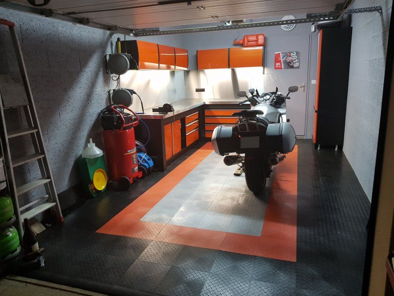 Photo gallery of passion garages and workshop - Ensemble orange - Garage  moto - TRM Garage