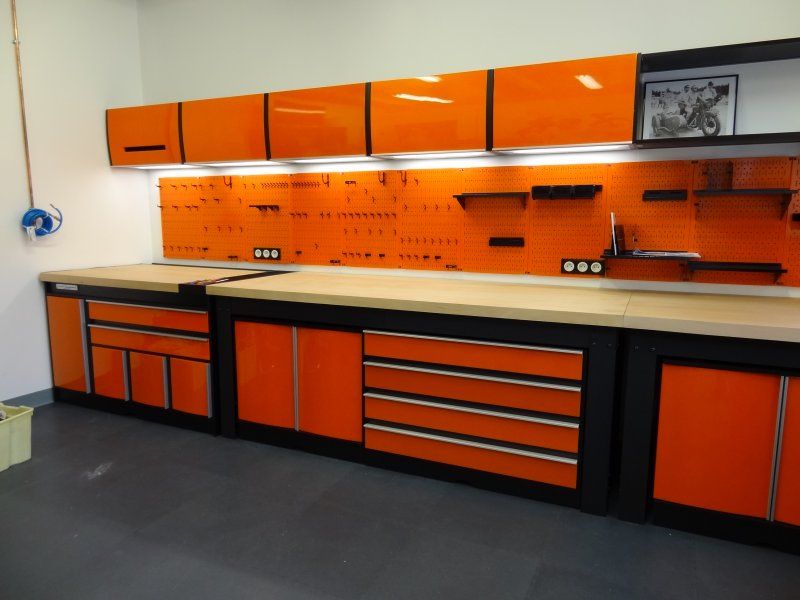 Photo gallery of passion garages and workshop - Ensemble orange Atelier  motos - TRM Garage